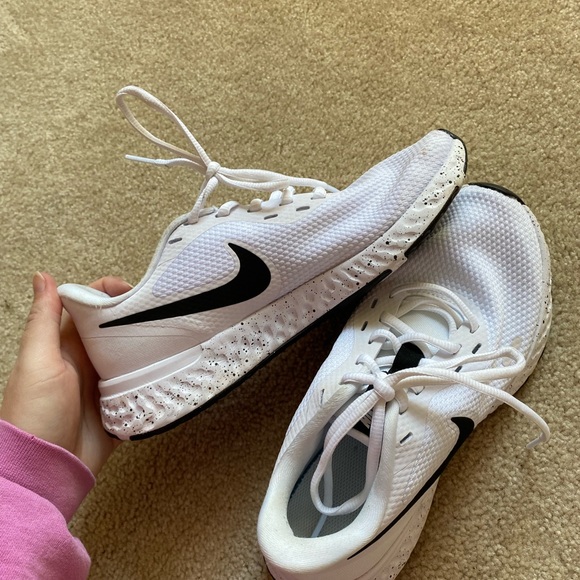 Nike Revolution 5 Women’s size 6 - VERY lightly worn - Picture 5 of 9